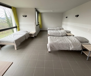 Chambre 4 lits simples avec salle de bain privative (vue sur la montagne)