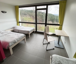 Chambre 4 lits simples avec salle de bain privative (vue sur la montagne) 