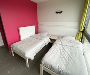 Chambre 4 lits simples avec salle de bain privative (vue sur la montagne) 