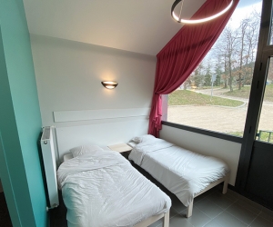 Chambre 4 lits simples avec salle de bain privative (vue sur le parc) 